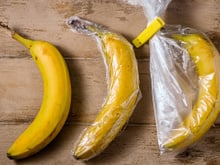 Com um simples pedaço de papel-filme, você pode conservar bananas por muito mais tempo do que imagina