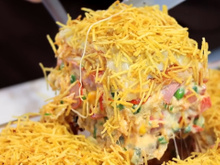 Cachorro-quente de travessa pra fazer no lanche de família com recheio cremosos e cobertura crocante