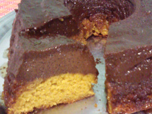 Bolo de cenoura com pudim de chocolate
