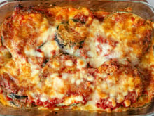 Caçarola italiana com berinjela, tomates e mussarela: receita favorita da minha avó direto para a sua mesa!