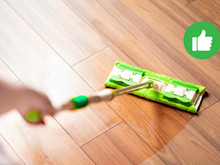 Se você tem piso de madeira em casa, precisa limpar desse jeito: truque simples mantém a cor e conserva o material