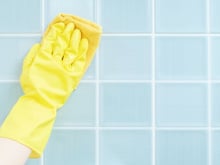 O jeito japonês de limpar azulejos do banheiro: TudoGostoso ensina método simples e sem produtos agressivos