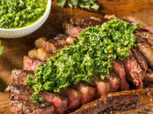 Como fazer chimichurri caseiro para carnes: uma receita rápida, com poucos ingredientes e passo a passo