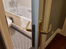 A porta do banheiro deve ficar aberta ou fechada após o banho? Descubra como evitar que o mofo e o cheiro de umidade se espalhem pela casa