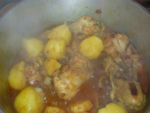 Sobre coxas de frango assadas com batata