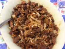 Carne frita acebolada