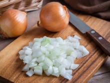 Pode guardar a cebola cortada na geladeira? Saiba como evitar que ela estrague rapidamente