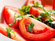 Os chefs italianos concordam: "A salada de tomate fica melhor se você usar tomates carnudos e adicionar folhas frescas de manjericão."