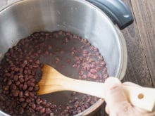 Pare de desperdiçar gás: aprenda como cozinhar feijão em 15 minutos e deixar os grãos inteiros