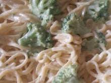 Espaguete ao molho branco com brócolis