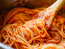 Essa receita de macarronada suculenta com molho de carne moída que aprendi com a minha avó é o melhor almoço pra fazer no feriado