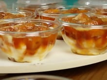 Sempre faço essa sobremesa de banana caramelizada no pote para vender e para comer com meus filhos