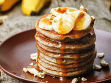 Panqueca americana de banana e canela