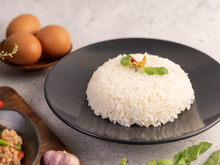 O arroz branco pode ser mais saudável um dia após cozimento (quase ninguém sabe!)