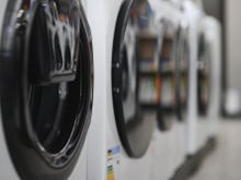 Na Suíça, você também liga a máquina de lavar, mas não quando quer: é assim que a lavanderia funciona em muitos apartamentos