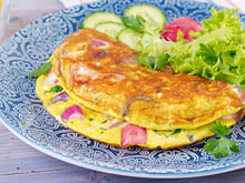 Adeus ao garfo: bater os ovos assim para fazer omelete é mil vezes melhor e dá um resultado bem mais fofinho