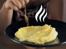 "Parece que tô comendo uma nuvem": receita de purê de batata profissional tem textura mais leve que de restaurante