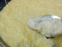 Gratinado de purê de batata com estrogonofe de calabresa