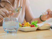 Marta León, especialista em saúde da microbiota: "Beber muita água enquanto come pode retardar a digestão"