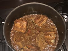 Costelinha de porco ao vinho branco e limão siciliano