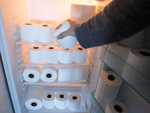 Pouca gente sabe: colocar um rolo de papel higiênico na geladeira é um dos melhores truques que já testei