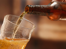 Pode beber cerveja light sem atrapalhar a dieta? Saiba qual é a melhor opção para emagrecer