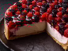 Sem glúten e sem forno: essa é a receita mais prática de cheesecake de frutas vermelhas que você vai encontrar