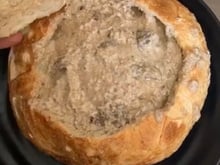 Filé ao molho de queijo canastra no pão italiano