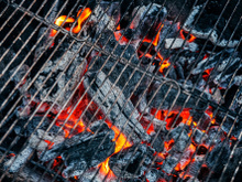 Poucas pessoas sabem, mas meu pai me ensinou: jogar sal nas brasas da churrasqueira eleva o seu churrasco a outro patamar