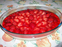 Gelatina ao creme com morangos: receita diferente e deliciosa