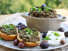 Tapenade de azeitona: como fazer a receita fresca, picante e versátil que funciona como molho dos pratos ou comer com pão de petisco