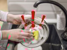 Você nunca mais vai colocar detergente direto na esponja de lavar louça depois que souber disso