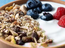 Qual é o melhor horário para comer iogurte? Consumi-lo em diferentes horários do dia oferece diferentes benefícios