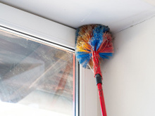 Espanador de pó é coisa do passado, eu faço o meu próprio usando o cabo de vassoura e esse item que todo mundo tem em casa