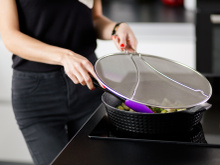 Adeus aos respingos nos azulejos graças a esse acessório simples e prático