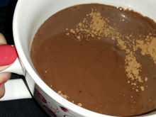 Chocolate quente com pedaços de chocolate