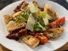 Salada caesar saudável com frango