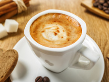 Por que se adiciona uma gota de água filtrada ao café: a física que muda o aroma da bebida