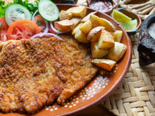 O segredo dos chefs para uma milanesa saborosa está em adicionar isso aos ovos e farinha