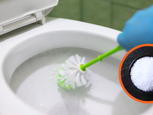 Pouca gente sabe: é para isso que serve colocar sal grosso no vaso sanitário