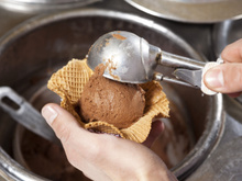A colher de sorvete é mil e uma utilidades na cozinha: descubra como usá-la no dia a dia!