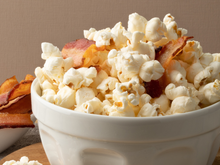 Aposto que você nunca fez uma pipoca salgada tão gostosa quanto essa de sabor bacon