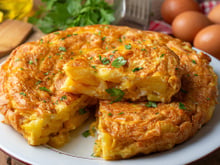 As vovós concordam:  "A omelete de batata fica melhor se você colocar sal nas batatas antes de fritá-las e depois adicionar um pouco mais ao ovo batido"