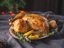 Como fazer suculento frango assado com limão, uma receita deliciosa e fácil com um toque de alecrim para sua ceia de Natal