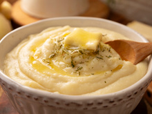 Eu aprendi como fazer purê de batata bem cremoso em casa, fica melhor que de restaurante