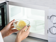 Como limpar utensílios de cozinha utilizando o limão