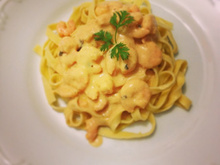 Talharim ao molho de camarão no vinho branco