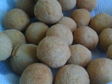Bolinha de queijo com milho