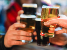 Qual bebida alcoólica dá mais ressaca? Nutricionista explica como a cor da bebida influencia no efeito do álcool