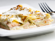 Receita de lasanha de frango com creme branco: aprenda a fazer em casa e você nunca mais vai querer comprar pronta